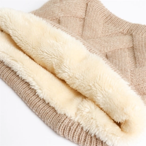 Détail macro du tricot torsadé kaki avec doublure en polaire blanche épaisse pour l'hiver