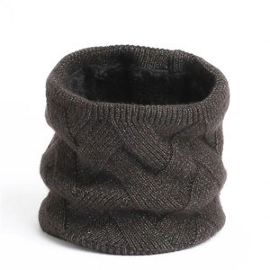 Détail du cache-col en maille torsadée marron foncé avec doublure polaire noire épaisse