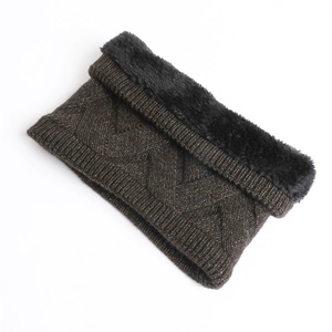 Détail d'un tour de cou en tricot café avec doublure en fausse fourrure et torsades