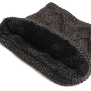 Détail d'un tour de cou d'hiver avec motif tricoté marron foncé et doublure en polaire