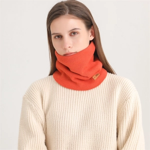 Tour de cou en tricot orange vif pour hommes et femmes avec texture côtelée et patch en cuir