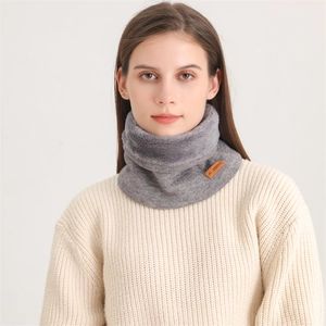 Tour de cou en tricot gris épais pour l'hiver avec doublure douce et détail en cuir