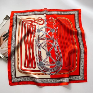 Rotes und cremefarbenes Seidentuch mit Reitsportmotiven und griechischem Mäander-Rand
