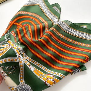 Grünes Seidenquadrat-Tuch mit Vintage-Kettenmuster und Gurtmotiv für Damen auf Weiß