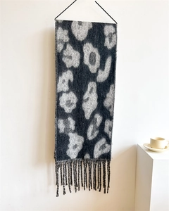 Nahaufnahme von Leoparden-Strickschal mit langen Fransen und weicher Kaschmir-Textur
