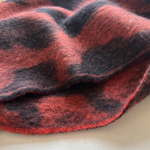 Nahaufnahme von Buffalo-Plaid-Schal mit weicher gebürsteter Kaschmir-Textur und Kante