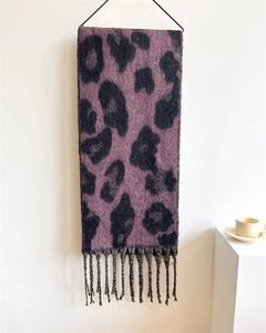 Detailaufnahme des dunkelvioletten Leopardenmusterschals mit dicker Strickstruktur und Fransen