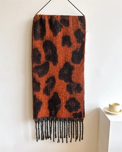 Detailaufnahme des Strickschals mit Leopardenmuster, dickem Plüschstoff und langen Fransen