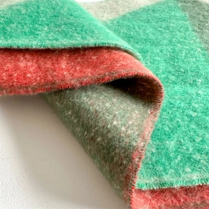 Vue détaillée d'une écharpe épaisse en faux cachemire avec motifs géométriques et texture douce
