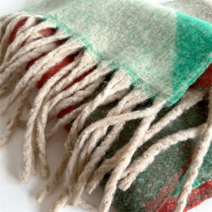 Détail d'écharpe douce en imitation cachemire avec franges en menthe, rouge et beige