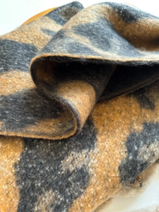 Nahaufnahme von Leopardenmuster Schal mit dicker Kaschmir-Textur und feiner Kantennaht