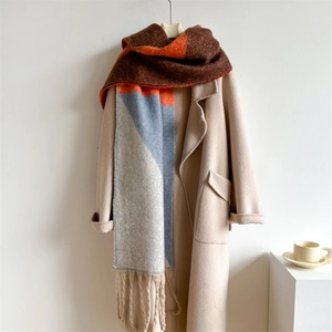 Écharpe épaisse style cachemire à blocs de couleurs et franges sur manteau beige