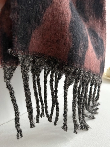 Nahaufnahme von dickem Leoparden-Schal mit weicher Mohair-Textur und langen Fransen