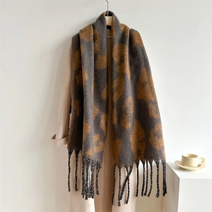 Details eines dicken Leoparden-Schals mit gewebten Fransen und warmer Kaschmir-Textur