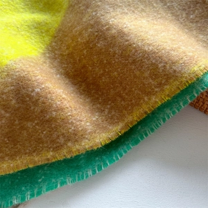 Gros plan sur une écharpe en maille multicolore avec texture douce en cachemire et franges