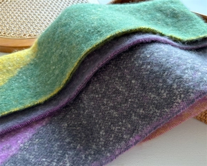 Gros plan d'une écharpe colorée imitation cachemire montrant la texture douce du mohair