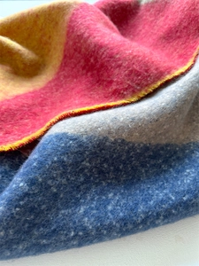 Gros plan d'une écharpe en patchwork multicolore épaisse avec une texture très douce