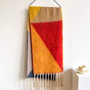 Détail d'une écharpe épaisse et douce avec blocs de couleurs et longues franges