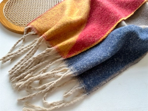 Gros plan sur l'écharpe épaisse colorée avec des franges et une texture douce brossée