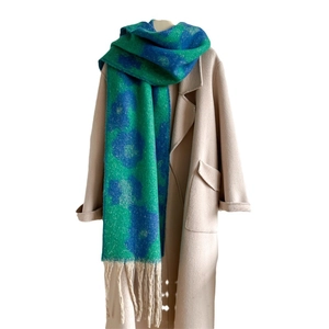 Dicker Strickschal mit grünem Blumenmuster und langen cremefarbenen Fransen für den Winter