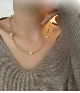 Détail du collier de perles style français avec perles dorées et accents de cristal