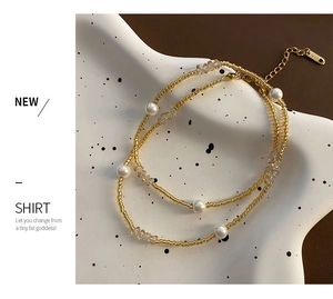 Détail d'un collier élégant en perles d'or 18K avec pierres sur un plateau en céramique