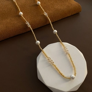 Collier de perles vintage français avec perles dorées et cristaux sur socle