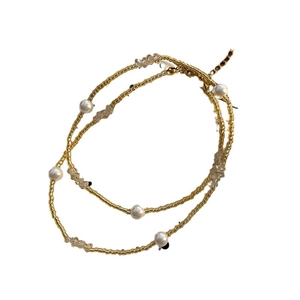 Collier multi-rangs élégant en perles dorées avec perles blanches et accents de verre