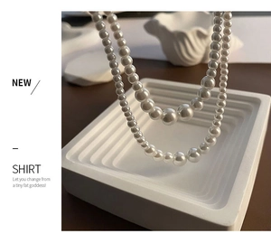 Gros plan détaillé d'un collier de perles à double couche avec perles dégradées