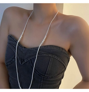 Gros plan sur un élégant collier de perles multicouches blanches de style français