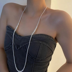 Collier de perles multicouches vintage français avec perles blanches sur un mannequin