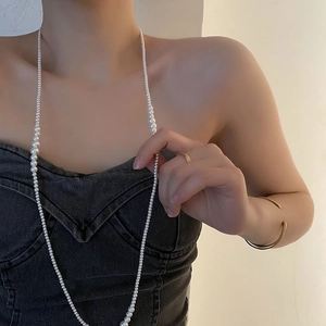 Collier de perles vintage français multicouche porté en ras-du-cou pour femmes