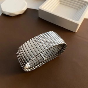 Minimalist silver stretch bangle with wide mirror-polished vertical metallic bars
