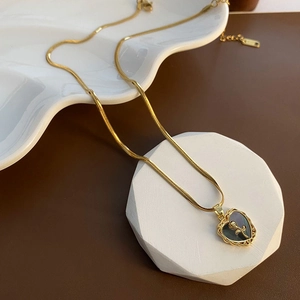 Collier chaîne serpent dorée avec pendentif cœur vintage, rose 3D et émail noir chic