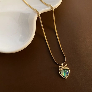 Collier élégant avec pendentif cœur en nacre et chaîne serpent soyeuse dorée