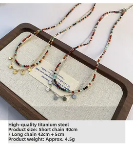 Détail du collier double rang en acier titane avec perles colorées et dimensions