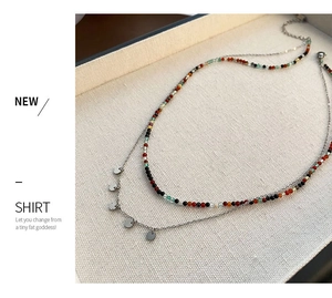 Détail du collier double couche en titane avec perles de pierre naturelle et pendentifs argent