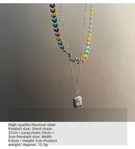 Détail d'un collier double épaisseur en acier titane avec perles et pendentif zircon