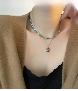Détail du collier double rang en acier inoxydable avec émail coloré et pendentif étoile