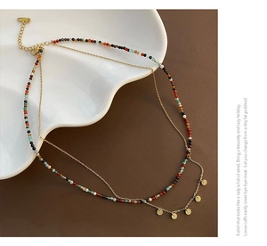 Gros plan du collier double rang avec perles naturelles colorées et sequins dorés
