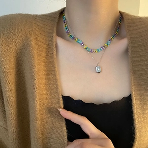 Collier double couche avec chaîne à perles arc-en-ciel et pendentif carré gravé
