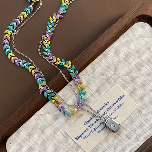 Collier double couche en acier inoxydable avec émail coloré et pendentif en zircone carré