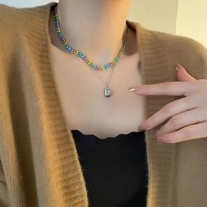 Collier double épaisseur en acier inoxydable avec chaîne colorée et pendentif zircon carré
