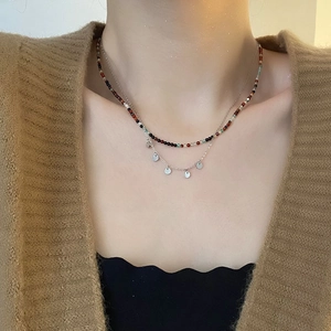 Collier double épaisseur avec perles naturelles colorées et pendentifs ronds en argent