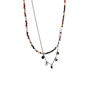 Collier double rang en perles de pierres naturelles colorées et pendentifs argentés