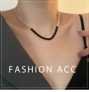 Dettaglio della collana choker con perle nere rotonde e catena in metallo argento
