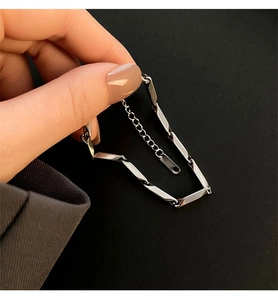 Detailed view of silver geometric twisted chain bracelet with adjustable extender link