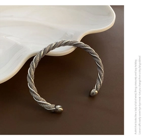 Detailed macro view of the twisted rope design and polished ends of the silver C-ring