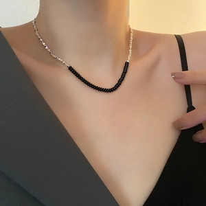 Collana a girocollo con perline d'argento giuntate per donna con stile minimalista chic
