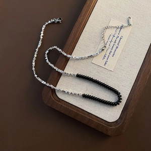 Collana patchwork con perle d'argento e perle nere e ciondolo in argento sterling S925